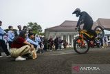 Bikers dari komunitas Savestuntman melakukan atraksi freestyle motor listrik di Kota Serang, Banten, Minggu (29/12/2024). Atraksi motor listrik yang digelar PLN Unit Induk Distribusi (UID) Banten tersebut bertujuan untuk mengenalkan penggunaan motor listrik yang ramah lingkungan juga bisa digunakan diberbagai medan dan kondisi ekstrim kepada masyarakat. ANTARA FOTO/Muhammad Bagus Khoirunas/gp