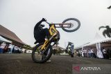 Bikers dari komunitas Savestuntman melakukan atraksi freestyle motor listrik di Kota Serang, Banten, Minggu (29/12/2024). Atraksi motor listrik yang digelar PLN Unit Induk Distribusi (UID) Banten tersebut bertujuan untuk mengenalkan penggunaan motor listrik yang ramah lingkungan juga bisa digunakan diberbagai medan dan kondisi ekstrim kepada masyarakat. ANTARA FOTO/Muhammad Bagus Khoirunas/gp