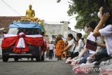 Sejumlah warga menyambut sejumlah Biksu Thudong dalam rangkaian Pabajja Samanera di Kota Tangerang, Banten, Minggu (29/12/2024). Sejumlah Biksu Thudong berjalan bersama peserta Samanera dari Perguruan Budhi Dharma Tangerang menuju Vihara Boen Tek Bio untuk melakukan prosesi Pindapata. ANTARA FOTO/Sulthony Hasanuddin/gp