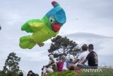 Wisatawan melihat layang-layang yang diterbangkan saat Festival Layang-layang di objek wisata Tepi Gunung Nature Park, Cisarua, Kabupaten Bandung Barat, Jawa Barat, Minggu (29/12/2024). Acara yang menampilkan puluhan layang-layang tersebut sebagai upaya pelestarian permainan layang-layang serta menjadi daya tarik pariwisata di Kabupaten Bandung Barat pada masa libur Natal dan Tahun Baru 2025. ANTARA FOTO/Abdan Syakura/agr