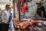 Menteri Perdagangan Budi Santoso (kiri) berbincang dengan pedagang daging sapi saat kunjungan kerja di pasar Tagog Padalarang, Kabupaten Bandung Barat, Jawa Barat, Senin (23/12/2024). Mendag melakukan kunjungan untuk meninjau ketersediaan pasokan dan harga bahan pokok di pasar tradisional jelang Natal 2024 dan Tahun Baru 2025. ANTARA FOTO/Abdan Syakura/agr