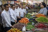 Menteri Perdagangan Budi Santoso (kedua kiri) didamping Pj Gubernur Jawa Barat Bey Triadi Machmudin (kiri) dan Pj Bupati Bandung Barat Ade Zakir (ketiga kiri) berbincang dengan pedagang sayuran saat kunjungan kerja di pasar Tagog Padalarang, Kabupaten Bandung Barat, Jawa Barat, Senin (23/12/2024). Mendag melakukan kunjungan untuk meninjau ketersediaan pasokan dan harga bahan pokok di pasar tradisional jelang Natal 2024 dan Tahun Baru 2025. ANTARA FOTO/Abdan Syakura/agr