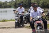 Menteri Kelautan dan Perikanan Sakti Wahyu Trenggono mengendarai sepeda motor saat mengunjungi Cold Storage di Karangsong, Indramayu, Jawa Barat, Kamis (26/12/2024). Menteri KKP memastikan ikan hasil tangkapan nelayan di wilayah itu dapat memasok kebutuhan protein untuk program makan bergizi gratis (MBG) yang dicanangkan oleh Presiden Prabowo Subianto. ANTARA FOTO/Dedhez Anggara/agr