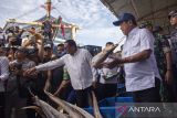 Menteri Kelautan dan Perikanan Sakti Wahyu Trenggono (kanan) melihat stok ikan di Tempat Pelelangan Ikan Karangsong, Indramayu, Jawa Barat, Kamis (26/12/2024). Menteri KKP memastikan ikan hasil tangkapan nelayan di wilayah itu dapat memasok kebutuhan protein untuk program makan bergizi gratis (MBG) yang dicanangkan oleh Presiden Prabowo Subianto. ANTARA FOTO/Dedhez Anggara/agr