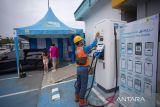 Petugas memeriksa alat pengisian daya baterai mobil di Stasiun Pengisian Kendaraan Listrik Umum (SPKLU) di rest area KM 166 Tol Cipali, Majalengka, Jawa Barat, Senin (23/12/2024). PLN (Persero) menyiagakan 500 SPKLU yang tersebar di 297 titik sepanjang jalur mudik Natal dan Tahun Baru di Trans Jawa dan Trans Sumatera dengan rata-rata jarak sekitar 23 Km. ANTARA FOTO/Dedhez Anggara/agr
