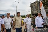 Menteri Perumahan dan Kawasan Permukiman Maruarar Sirait (kedua kiri) meninjau lokasi rumah subsidi di Perumahan Cicalengka Buana Raya 2 di Cicalengka, Kabupaten Bandung, Jawa Barat, Minggu (29/12/2024). Dalam kunjungan kerjanya di Kabupaten Bandung, Marurarar Sirait meninjau salah satu lokasi untuk program tiga juta rumah subsidi serta membagikan sembako kepada masyarakat sekitar lokasi. ANTARA FOTO/Raisan Al Farisi/agr
