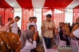 Menteri Perumahan dan Kawasan Permukiman Maruarar Sirait (kanan) menyapa warga usai meninjau lokasi rumah subsidi di Perumahan Cicalengka Buana Raya 2 di Cicalengka, Kabupaten Bandung, Jawa Barat, Minggu (29/12/2024). Dalam kunjungan kerjanya di Kabupaten Bandung, Marurarar Sirait meninjau salah satu lokasi untuk program tiga juta rumah subsidi serta membagikan sembako kepada masyarakat sekitar lokasi. ANTARA FOTO/Raisan Al Farisi/agr
