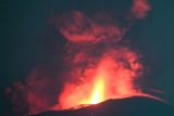 Gunung Ibu di Halmahera Barat erupsi dengan lava setinggi 700 meter