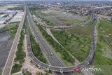 Foto udara kendaraan melintas di Jalan Tol Purbaleunyi KM 149 di Gedebage, Bandung, Jawa Barat, Rabu (25/12/2024). Dinas Bina Marga dan Penataan Ruang (DBMPR) Jawa Barat telah membuka pintu Tol Purbaleunyi KM 149 pada libur Natal dan Tahun Baru 2025 guna mengurai kemacetan yang kerap kali terjadi saat libur panjang di Kota Bandung. ANTARA FOTO/Raisan Al Farisi/agr