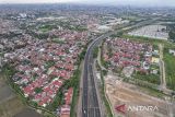 Foto udara kendaraan melintas di Jalan Tol Purbaleunyi KM 149 di Gedebage, Bandung, Jawa Barat, Rabu (25/12/2024). Dinas Bina Marga dan Penataan Ruang (DBMPR) Jawa Barat telah membuka pintu Tol Purbaleunyi KM 149 pada libur Natal dan Tahun Baru 2025 guna mengurai kemacetan yang kerap kali terjadi saat libur panjang di Kota Bandung. ANTARA FOTO/Raisan Al Farisi/agr