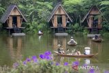 Wisatawan menaiki wahana perahu dayung di objek wisata Dusun Bambu, Cisarua, Kabupaten Bandung Barat, Kamis (26/12/2024). Kamar Dagang dan Industri (Kadin) Indonesia memprediksi perputaran uang selama masa libur Natal dan Tahun Baru 2025 mencapai Rp91,302 triliun-Rp100 triliun, hal ini dikarenakan jumlah perjalanan masyarakat untuk mudik maupun berwisata naik sebesar 3,67 persen dari semula 107 juta juta orang pada tahun 2023 menjadi 110,67 juta orang pada tahun ini. ANTARA FOTO/Abdan Syakura/agr