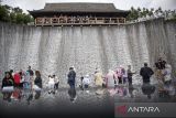 Wisatawan menikmati wahana air terjun di objek wisata Dusun Bambu, Cisarua, Kabupaten Bandung Barat, Jawa Barat, Kamis (26/12/2024). Kamar Dagang dan Industri (Kadin) Indonesia memprediksi perputaran uang selama masa libur Natal dan Tahun Baru 2025 mencapai Rp91,302 triliun-Rp100 triliun, hal ini dikarenakan jumlah perjalanan masyarakat untuk mudik maupun berwisata naik sebesar 3,67 persen dari semula 107 juta juta orang pada tahun 2023 menjadi 110,67 juta orang pada tahun ini. ANTARA FOTO/Abdan Syakura/agr