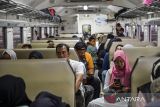 Penumpang Kereta Api Commuter Line lokal Bandung Raya berada di dalam gerbong di Stasiun Bandung, Jawa Barat, Kamis (26/12/2024). PT Kereta Api Commuter Indonesia (KAI Commuter) Wilayah 2 Bandung memprediksi total penumpang selama masa liburan Natal dan Tahun Baru 2025 mencapai 1,8 juta orang atau meningkat sekitar 2,3 persen dibandingkan tahun lalu yang mencatat 1,77 juta penumpang. ANTARA FOTO/Raisan Al Farisi/agr
