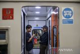 Penumpang Kereta Api Commuter Line lokal Bandung Raya berada di dalam gerbong di Stasiun Bandung, Jawa Barat, Kamis (26/12/2024). PT Kereta Api Commuter Indonesia (KAI Commuter) Wilayah 2 Bandung memprediksi total penumpang selama masa liburan Natal dan Tahun Baru 2025 mencapai 1,8 juta orang atau meningkat sekitar 2,3 persen dibandingkan tahun lalu yang mencatat 1,77 juta penumpang. ANTARA FOTO/Raisan Al Farisi/agr
