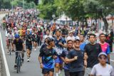 Warga berolahraga saat Hari Bebas Kendaraan Bermotor (HBKB) di Jalan Sudirman, Jakarta, Minggu (29/12/2024). Pemerintah Provinsi DKI Jakarta menggelar HBKB atau Car Free Day terakhir di tahun 2024 dan akan menggelar Car Free Night saat malam pergantian tahun pada 31 Desember 2024. ANTARA FOTO/Asprilla Dwi Adha/tom.