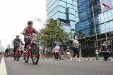 Warga berolahraga saat Hari Bebas Kendaraan Bermotor (HBKB) di Jalan Sudirman, Jakarta, Minggu (29/12/2024). Pemerintah Provinsi DKI Jakarta menggelar HBKB atau Car Free Day terakhir di tahun 2024 dan akan menggelar Car Free Night saat malam pergantian tahun pada 31 Desember 2024. ANTARA FOTO/Asprilla Dwi Adha/tom.