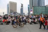 Warga berolahraga saat Hari Bebas Kendaraan Bermotor (HBKB) di Bundaran HI, Jakarta, Minggu (29/12/2024). Pemerintah Provinsi DKI Jakarta menggelar HBKB atau Car Free Day terakhir di tahun 2024 dan akan menggelar Car Free Night saat malam pergantian tahun pada 31 Desember 2024. ANTARA FOTO/Asprilla Dwi Adha/tom.