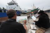 Sejumlah perupa melukis suasana pelabuhan di Pelabuhan Kalimas, Surabaya, Jawa Timur, Minggu (29/12/2024). Kegiatan yang diikuti sekitar 20 pelukis dari Komunitas Lukis Cat Air Indonesia itu mengabadikan aktivitas kepelabuhanan di pelabuhan yang memiliki nilai sejarah. ANTARA Jatim/Didik Suhartono/mas.