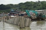 Pekerja mengoperasikan alat berat untuk melakukan penimbunan dan pemadatan area pantai yang akan dibangun Dermaga 2 Pelabuhan Perikanan Pantai (PPP) Popoh, Tulungagung, Jawa Timur, Senin (30/12/2024). Pembangunan dermaga 2 Pelabuhan Popoh diproyeksikan untuk aktivitas boogkar muat produksi perikanan untuk kapal besar berkapasitas di atas 50 GT. Antara Jatim/Destyan Sujarwoko/um