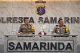 Kapolresta Samarinda Kombes Pol Ary Fadli (kiri) didampingi Wakapolresta Samarinda AKBP Eko Budiarto (kanan) menyimak pertanyaan wartawan saat rilis akhir tahun 2024 di Mapolresta Samarinda, Kalimantan Timur, Senin (30/12/2024). Pada 2024, Jajaran Polresta Samarinda berhasil mengungkap dan menangani 255 kasus narkoba dengan tingkat penyelesaian kasus 73 persen, 96 kasus pencurian dengan pemberatan dengan tingkat penyelesaian kasus 67 persen, 83 kasus pencurian kendaraan bermotor dengan tingkat penyelesaian kasus 36 persen hingga empat kasus pembunuhan dengan tingkat penyelesaian 100 persen. Antara Kaltim/M Risyal Hidayat