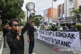 Mahasiswa menggelar aksi di depan kantor Satpol PP Kota Serang, Banten, Senin (30/12/2024). Dalam aksi tersebut mereka menuntut Pemerintah Kota Serang untuk menutup tempat hiburan malam yang beroperasi di wilayah Kota Serang karena diduga telah menyalahi aturan. ANTARA FOTO/Putra M. Akbar/gp