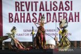 Dalang Ki Aming mementaskan wayang golek Nganjor Pandeglang di Kota Serang, Banten, Senin (30/12/2024). Wayang Nganjor merupakan wayang kontemporer yang berkembang di wilayah Kabupaten Pandeglang dengan merekonstruksi sejumlah kesenian khas Banten seperti kesenian ubrug, rampak bedug, dan wayang golek. ANTARA FOTO/Muhammad Bagus Khoirunas/gp