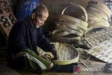 Perajin menyelesaikan pembuatan klakat atau kukusan bambu di Desa Kadugenep, Kabupaten Serang, Banten, Senin (30/12/2024). Kementerian Koordinator Bidang Perekonomian mencatat realisasi penyaluran Kredit Usaha Rakyat (KUR) telah melampaui target hingga Rp280,28 triliun atau sudah mencapai 100,10 persen dari target Rp280 triliun dan dengan jumlah debitur sebanyak 4,92 juta. ANTARA FOTO/Putra M. Akbar/gp