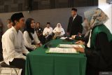 Pasangan mempelai mengikuti sidang isbat nikah massal di Kota Malang, Gedung Malang Creative Centre, Jawa Timur, Senin (30/12/2024). Kegiatan bertajuk Kota Malang Mantu tersebut diadakan Pengadilan Agama dan Kantor Urusan Agama setempat untuk membantu peserta yang terdiri dari 29 pasangan mempelai agar mendapatkan pengakuan hukum yang sah dan memperoleh hak-hak legal atas pernikahan mereka. ANTARA Jatim/Ari Bowo Sucipto/mas.