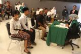 Pasangan mempelai mengikuti sidang isbat nikah massal di Kota Malang, Gedung Malang Creative Centre, Jawa Timur, Senin (30/12/2024). Kegiatan bertajuk Kota Malang Mantu tersebut diadakan Pengadilan Agama dan Kantor Urusan Agama setempat untuk membantu peserta yang terdiri dari 29 pasangan mempelai agar mendapatkan pengakuan hukum yang sah dan memperoleh hak-hak legal atas pernikahan mereka. ANTARA Jatim/Ari Bowo Sucipto/mas.