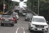 Pengendara mobil dan motor melintas di titik rawan macet di jalan Ahmad Yani, Kota Malang, Jawa Timur, Senin (30/12/2024). Dinas Perhubungan setempat mencatat sejak Selasa (24/12) jumlah kendaraan yang masuk Kota Malang per hari rata-rata mencapai 280 ribu unit sementara kendaraan yang keluar kota Malang tercatat sebanyak 230 ribu unit sehingga terjadi kemacetan di beberapa titik. ANTARA Jatim/Ari Bowo Sucipto/mas.