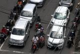 Pengendara mobil dan motor melintas di titik rawan macet di jalan Ahmad Yani, Kota Malang, Jawa Timur, Senin (30/12/2024). Dinas Perhubungan setempat mencatat sejak Selasa (24/12) jumlah kendaraan yang masuk Kota Malang per hari rata-rata mencapai 280 ribu unit sementara kendaraan yang keluar kota Malang tercatat sebanyak 230 ribu unit sehingga terjadi kemacetan di beberapa titik. ANTARA Jatim/Ari Bowo Sucipto/mas.