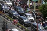 Pengendara mobil dan motor melintas di titik rawan macet di jalan Ahmad Yani, Kota Malang, Jawa Timur, Senin (30/12/2024). Dinas Perhubungan setempat mencatat sejak Selasa (24/12) jumlah kendaraan yang masuk Kota Malang per hari rata-rata mencapai 280 ribu unit sementara kendaraan yang keluar kota Malang tercatat sebanyak 230 ribu unit sehingga terjadi kemacetan di beberapa titik. ANTARA Jatim/Ari Bowo Sucipto/mas.