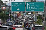 Sejumlah kendaraan memasuki jalur wisata Puncak di Gadog, Kabupaten Bogor, Jawa Barat, Senin (30/12/2024). Satlantas Polres Bogor menerapkan Car Free Night di jalur wisata Puncak Bogor saat malam pergantian Tahun Baru 2025 yang dimulai pada Selasa (31/12/2024) pukul 18.00 WIB hingga Rabu (1/1/2025) pukul 06.00 WIB. ANTARA FOTO/Arif Firmansyah/rwa.