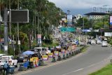 Sejumlah kendaraan memasuki jalur wisata Puncak di Gadog, Kabupaten Bogor, Jawa Barat, Senin (30/12/2024). Satlantas Polres Bogor menerapkan Car Free Night di jalur wisata Puncak Bogor saat malam pergantian Tahun Baru 2025 yang dimulai pada Selasa (31/12/2024) pukul 18.00 WIB hingga Rabu (1/1/2025) pukul 06.00 WIB. ANTARA FOTO/Arif Firmansyah/rwa.