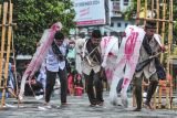 Anggota UKM Seni Kajangkalo Universitas Muhammadiyah Jambi dan Teater TUR Jambi mementaskan teatrikal pertempuran Simpang III Sipin di Taman Tugu Juang, Jambi, Minggu (29/12/2024). Pementasan teatrikal yang disutradarai Ady Santoso tersebut mengisahkan perjuangan komandan pasukan Keur Corps Sub Teritorium Djambi Kapten Bakarudin bersama masyarakat mempertahankan wilayah Jambi dari gempuran penjajah pada masa Agresi Militer Belanda ke-II tahun 1948-1949 di kawasan Simpang III Sipin. ANTARA FOTO/Wahdi Septiawan/YU