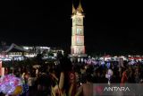 Ribuan orang padati kawasan Jam Gadang Bukittinggi di malam tahun baru