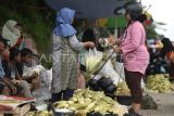 Pedagang melayani pembelian jagung di kawasan jalan Oto Iskandardinata, Samarinda, Kalimantan Timur, Selasa (31/12/2024). Menurut pedagang, Jagung yang dijual musiman saat malam pergantian tahun baru itu dijual seharga Rp3.000 per buah. Antara Kaltim/M Risyal Hidayat