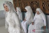 Pengantin tuna netra menunggu pasangannya saat berlangsungnya nikah massal tuna netra se-Priangan Timur di Gedung Aisyah, Kota Tasikmalaya, Jawa Barat, Selasa (31/12/2024). Pernikahan massal gratis yang diikuti lima pasangan pengantin tuna netra itu untuk membantu para penyandang disabilitas yang tidak mampu secara ekonomi dalam mendapatkan legalitas hukum negara. ANTARA FOTO/Adeng Bustomi/agr