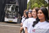 Petugas mengendarai bus saat peresmian Metro Jabar Trans di Gedung Sate, Bandung, Jawa Barat, Selasa (31/12/2024). Pemerintah Provinsi Jawa Barat melakukan re-branding atau pembaharuan angkutan massal Bandung Raya dari Bandung Rapid Transit menjadi Metro Jabar Trans yang akan melayani rute transportasi umum di wilayah Bandung Raya. ANTARA FOTO/Raisan Al Farisi/agr