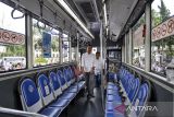 PJ Gubernur Jawa Barat Bey Machmudin meninjau ke dalam bus saat peresmian bus Metro Jabar Trans di Gedung Sate, Bandung, Jawa Barat, Selasa (31/12/2024). Pemerintah Provinsi Jawa Barat melakukan re-branding atau pembaharuan angkutan massal Bandung Raya dari Bandung Rapid Transit menjadi Metro Jabar Trans yang akan melayani rute transportasi umum di wilayah Bandung Raya. ANTARA FOTO/Raisan Al Farisi/agr