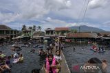 Sejumlah wisatawan berenang di wisata pemandian alam Cikoromoy, Kabupaten Pandeglang, Banten, Selasa (31/12/2024). Menurut pengelola, objek wisata alam yang sumber airnya berasal dari Gunung Pulosari tersebut mengalami kenaikan kunjungan wisatawan hingga 40 persen selama musim libur Natal dan Tahun Baru 2025. ANTARA FOTO/Angga Budhiyanto/gp