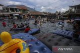 Sejumlah wisatawan berenang di wisata pemandian alam Cikoromoy, Kabupaten Pandeglang, Banten, Selasa (31/12/2024). Menurut pengelola, objek wisata alam yang sumber airnya berasal dari Gunung Pulosari tersebut mengalami kenaikan kunjungan wisatawan hingga 40 persen selama musim libur Natal dan Tahun Baru 2025. ANTARA FOTO/Angga Budhiyanto/gp