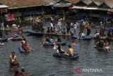 Sejumlah wisatawan berenang di wisata pemandian alam Cikoromoy, Kabupaten Pandeglang, Banten, Selasa (31/12/2024). Menurut pengelola, objek wisata alam yang sumber airnya berasal dari Gunung Pulosari tersebut mengalami kenaikan kunjungan wisatawan hingga 40 persen selama musim libur Natal dan Tahun Baru 2025. ANTARA FOTO/Angga Budhiyanto/gp