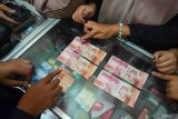 Rupiah melemah dipengaruhi sikap pelaku pasar