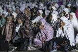 Sejumlah umat Islam berdoa saat menghadiri muhasabah, zikir, dan doa akhir tahun di Monas, Jakarta, Senin (30/12/2024). Pemerintah Provinsi DKI Jakarta menggelar malam muhasabah berupa zikir dan doa akhir tahun 2024 untuk mengevaluasi tindakan selama tahun 2024 serta untuk meminta keberkahan dan kebaikan di tahun 2025. ANTARA FOTO/Hafidz Mubarak A/rwa.