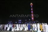 Sejumlah umat Islam melaksanakan Salat Isya berjamaah sebelum mengikuti muhasabah, zikir, dan doa akhir tahun di Monas, Jakarta, Senin (30/12/2024). Pemerintah Provinsi DKI Jakarta menggelar malam muhasabah berupa zikir dan doa akhir tahun 2024 untuk mengevaluasi tindakan selama tahun 2024 serta untuk meminta keberkahan dan kebaikan di tahun 2025. ANTARA FOTO/Hafidz Mubarak A/rwa.