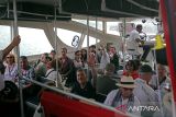 Wisatawan berada di Sekoci seusai kunjungan wisata saat menuju ke Kapal Pesiar  MV  Le Laperouse  berbendera Prancis di perairan pelabuhan Ulee Lheue, Banda Aceh, Aceh, Selasa (31/12/2024). Kapal pesiar MV Le Laperouse yang berlayar dari Malacca, Malaysia mengangkut sebanyak 153 wisatawan dan sebanyak 122 kru itu mengunjungi Kota Banda Aceh untuk menyaksikan sejumlah objewisata sebelum melanjutkan perjalanan ke Pulau Asok, kabupaten Aceh Singkil, provinsi Aceh.ANTARA FOTO/Ampelsa.