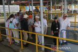 Wisatawan berada di  dermaga pelabuhan sebelum menuju ke Kapal Pesiar  MV  Le Laperouse  berbendera Prancis di perairan pelabuhan Ulee Lheue, Banda Aceh, Aceh, Selasa (31/12/2024). Kapal pesiar MV Le Laperouse yang berlayar dari Malacca, Malaysia mengangkut sebanyak 153 wisatawan dan sebanyak 122 kru itu mengunjungi Kota Banda Aceh untuk menyaksikan sejumlah objewisata sebelum melanjutkan perjalanan ke Pulau Asok, kabupaten Aceh Singkil, provinsi Aceh.ANTARA FOTO/Ampelsa.