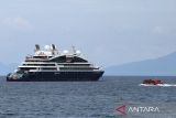 Kapal Pesiar  MV  Le Laperouse  berbendera Prancis berlabuh di perairan Ulee Lheue, Banda Aceh, Aceh, Selasa (31/12/2024). Kapal pesiar MV Le Laperouse yang berlayar dari Malacca, Malaysia mengangkut sebanyak 153 wisatawan dan sebanyak 122 kru itu mengunjungi Kota Banda Aceh untuk menyaksikan sejumlah objewisata sebelum melanjutkan perjalanan ke Pulau Asok, kabupaten Aceh Singkil, provinsi Aceh.ANTARA FOTO/Ampelsa.