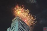 Pertunjukan kembang api dan drone di Bundaran Hotel Indonesia